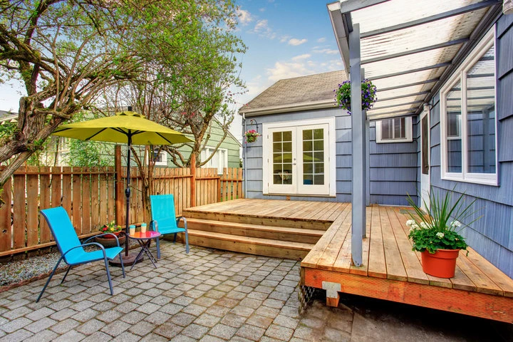 Custom floating deck with outdoor furniture and decorative plants in a Sacramento backyard